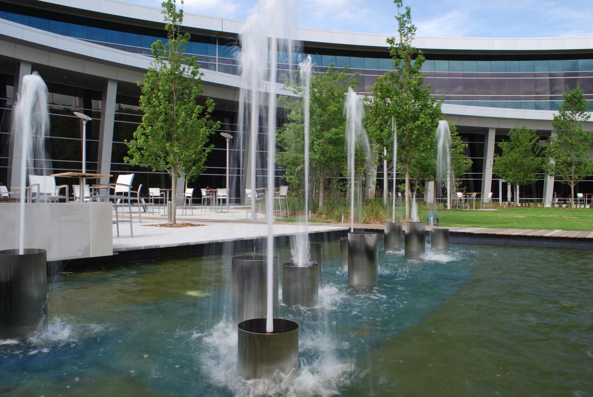CenturyLink’s headquarters courtyard with fountains designed by EDGE. 