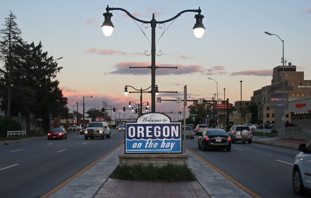 Dusk view of Oregon on the Bay sign